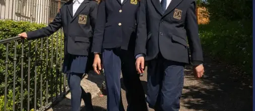 Élèves portant le blazer de l'uniforme scolaire